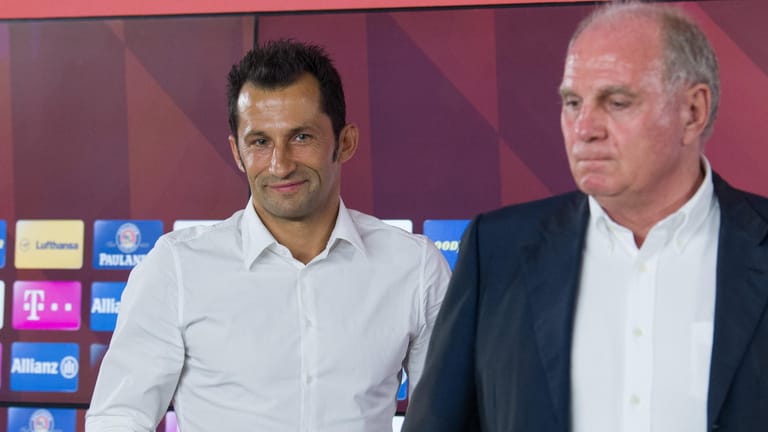 Sportdirektor Hasan Salihamidzic mit Klub-Präsident Uli Hoeneß: Der Sportdirektor konnte sich neben den mächtigen Bayern-Bossen noch nicht profilieren.