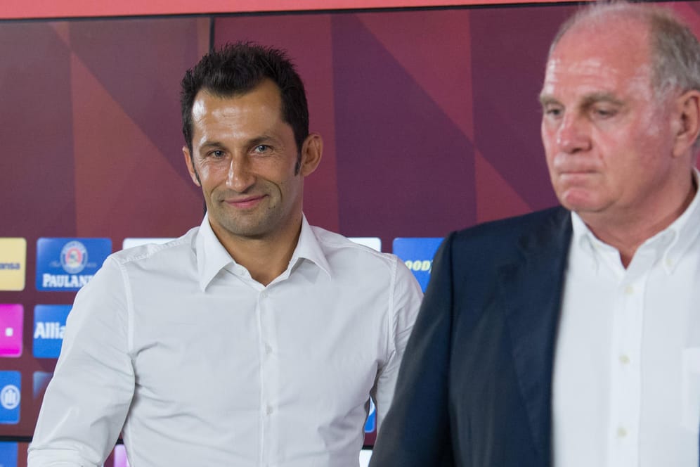 Sportdirektor Hasan Salihamidzic mit Klub-Präsident Uli Hoeneß: Der Sportdirektor konnte sich neben den mächtigen Bayern-Bossen noch nicht profilieren.