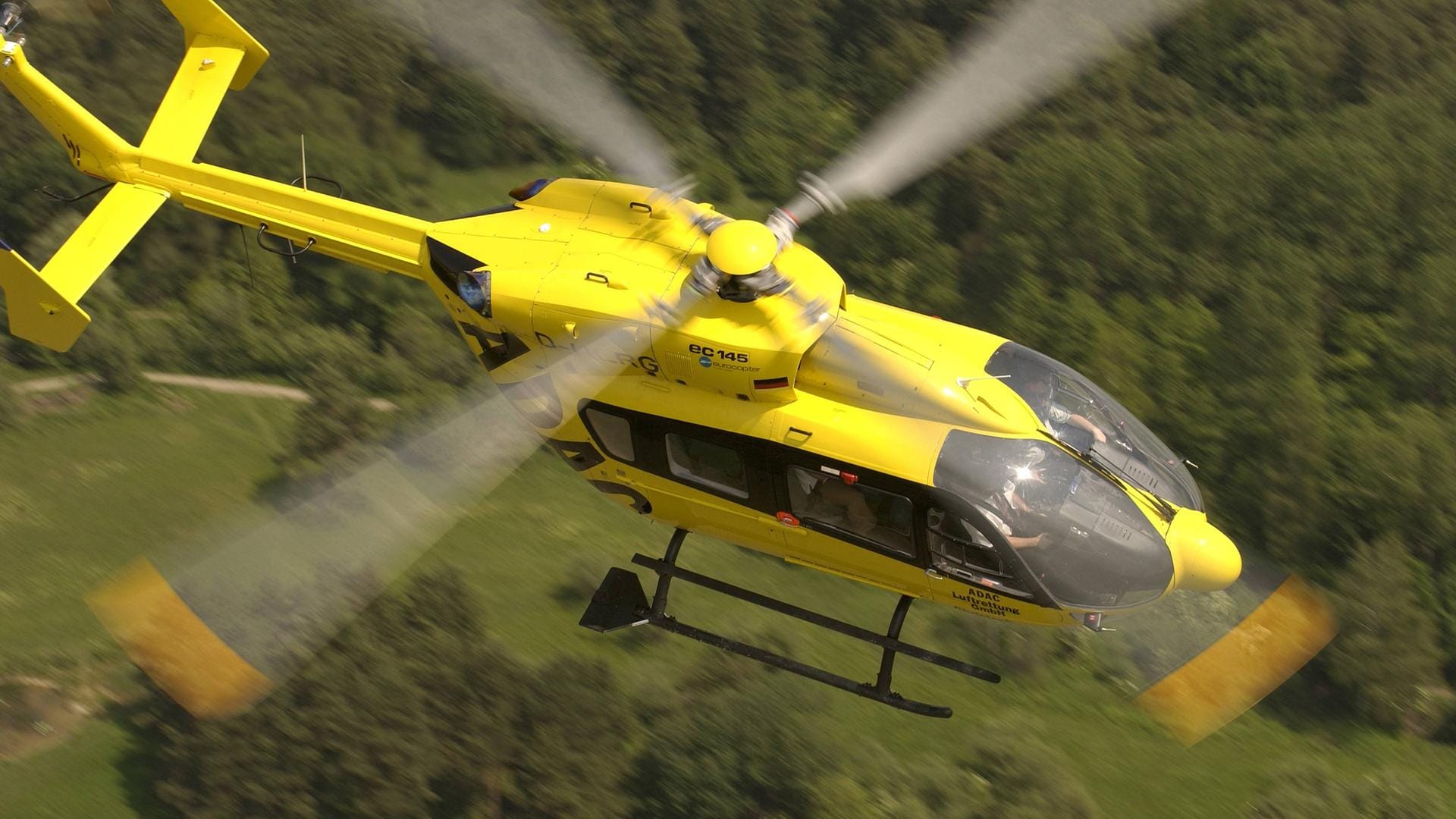 Rettungshubschrauber in der Luft: Der 42-Jährige wurde noch in die Uniklinik Augsburg geflogen, wo er starb. (Symbolfoto)