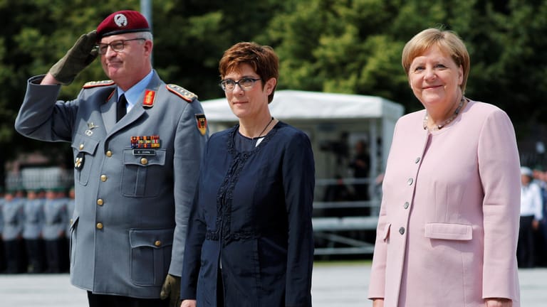 Generalinspekteur Eberhard Zorn, Annegret Kramp-Karrenbauer und Angela Merkel in Berlin: Die neue Verteidigungsministerin erinnerte die Bundeswehr an ihre Verantwortung für die Verteidigung der Demokratie.