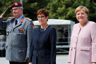 Generalinspekteur Eberhard Zorn, Annegret Kramp-Karrenbauer und Angela Merkel in Berlin: Die neue Verteidigungsministerin erinnerte die Bundeswehr an ihre Verantwortung für die Verteidigung der Demokratie.