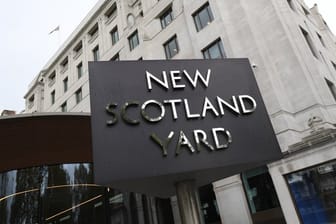 Hacker haben sich Zugang zu dem Twitter-Account der Londoner Polizei in Scotland Yard verschafft.
