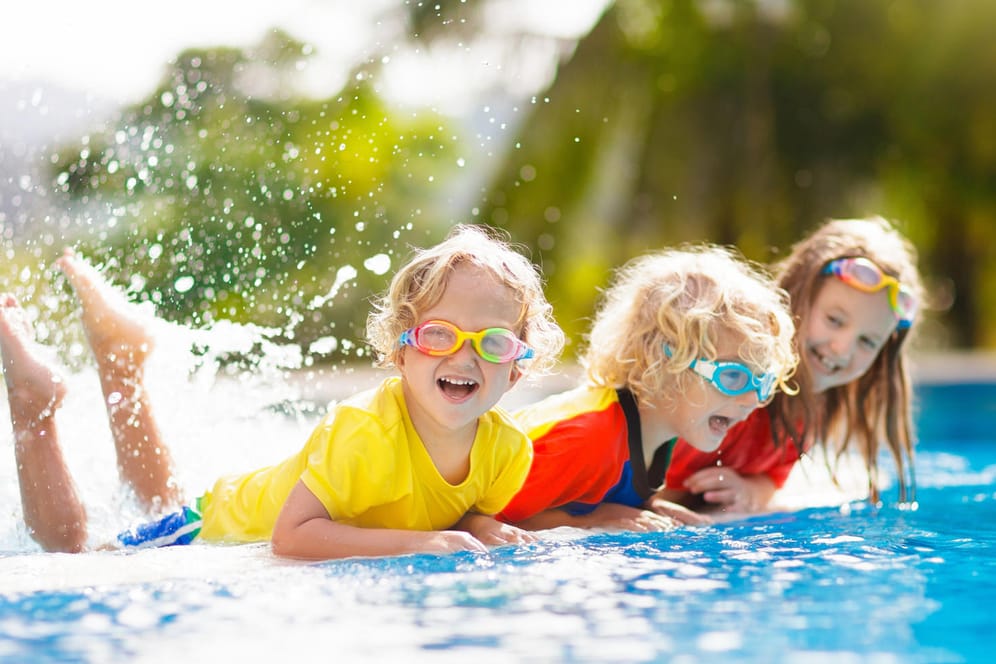 Kinder im Pool: Nasse Bekleidung sollte nach dem Badespaß unmittelbar gewechselt werden.