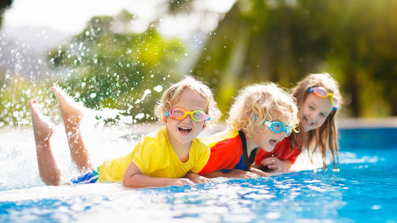 Kinder im Pool: Nasse Bekleidung sollte nach dem Badespaß unmittelbar gewechselt werden.