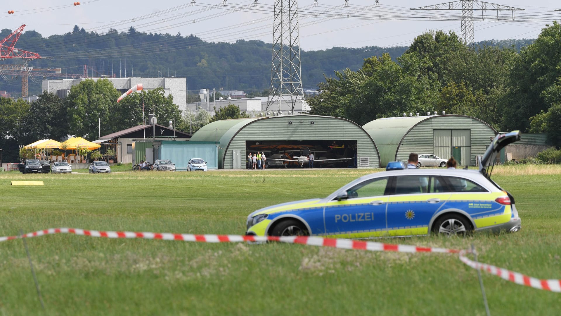 In unmittelbarer Nähe des Baumarktes gibt es einen Flugplatz mit Graspiste.