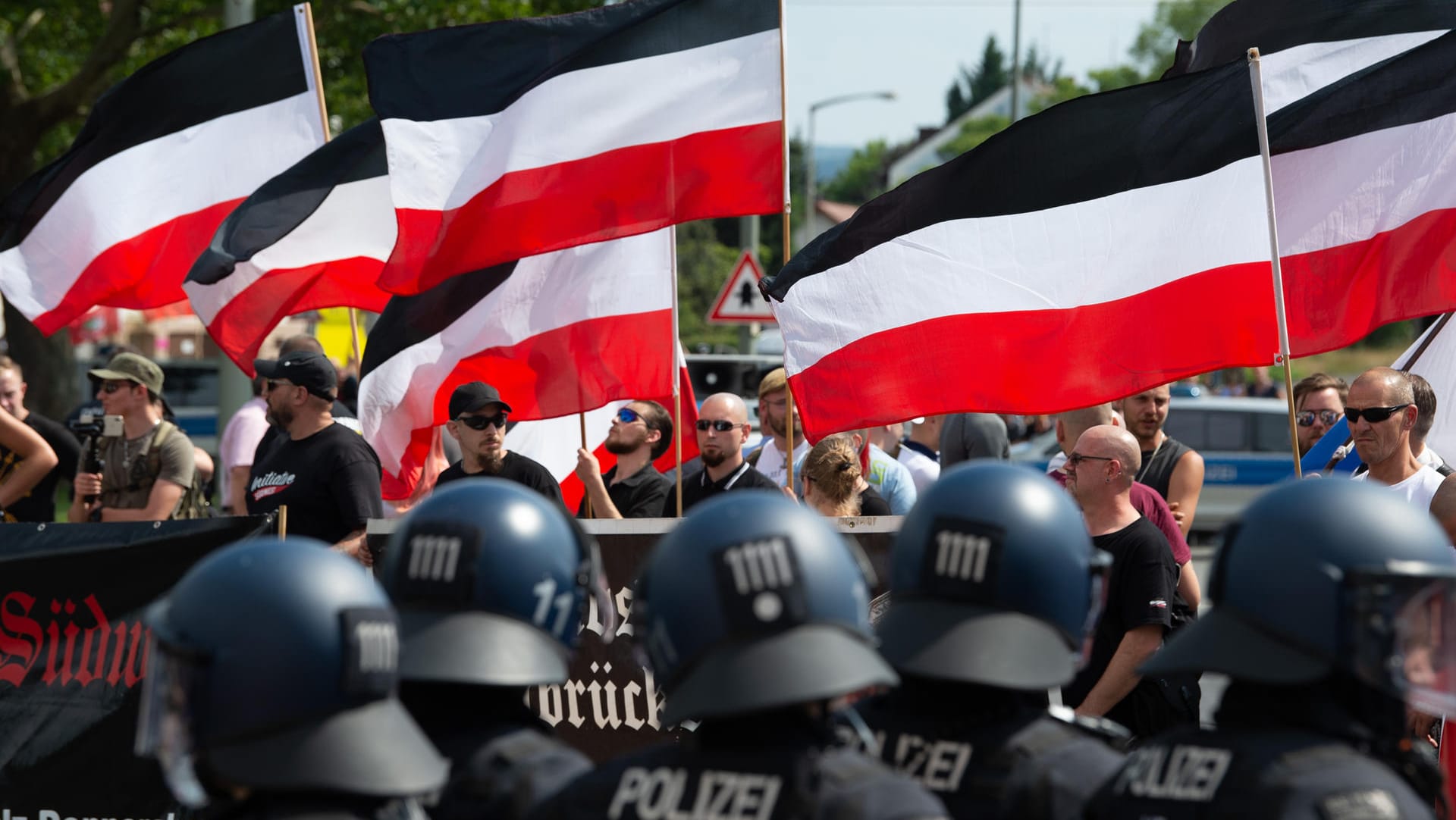 Anhänger der rechtsextremen Kleinstpartei "Die Rechte" lassen bei der Demonstration ihre Fahnen wehen. Die Partei hatte dazu aufgerufen, in Kassel im Zusammenhang mit dem Fall Lübcke gegen "mediale Vorverurteilung" zu demonstrieren.