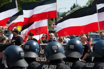 Anhänger der rechtsextremen Kleinstpartei "Die Rechte" lassen bei der Demonstration ihre Fahnen wehen. Die Partei hatte dazu aufgerufen, in Kassel im Zusammenhang mit dem Fall Lübcke gegen "mediale Vorverurteilung" zu demonstrieren.