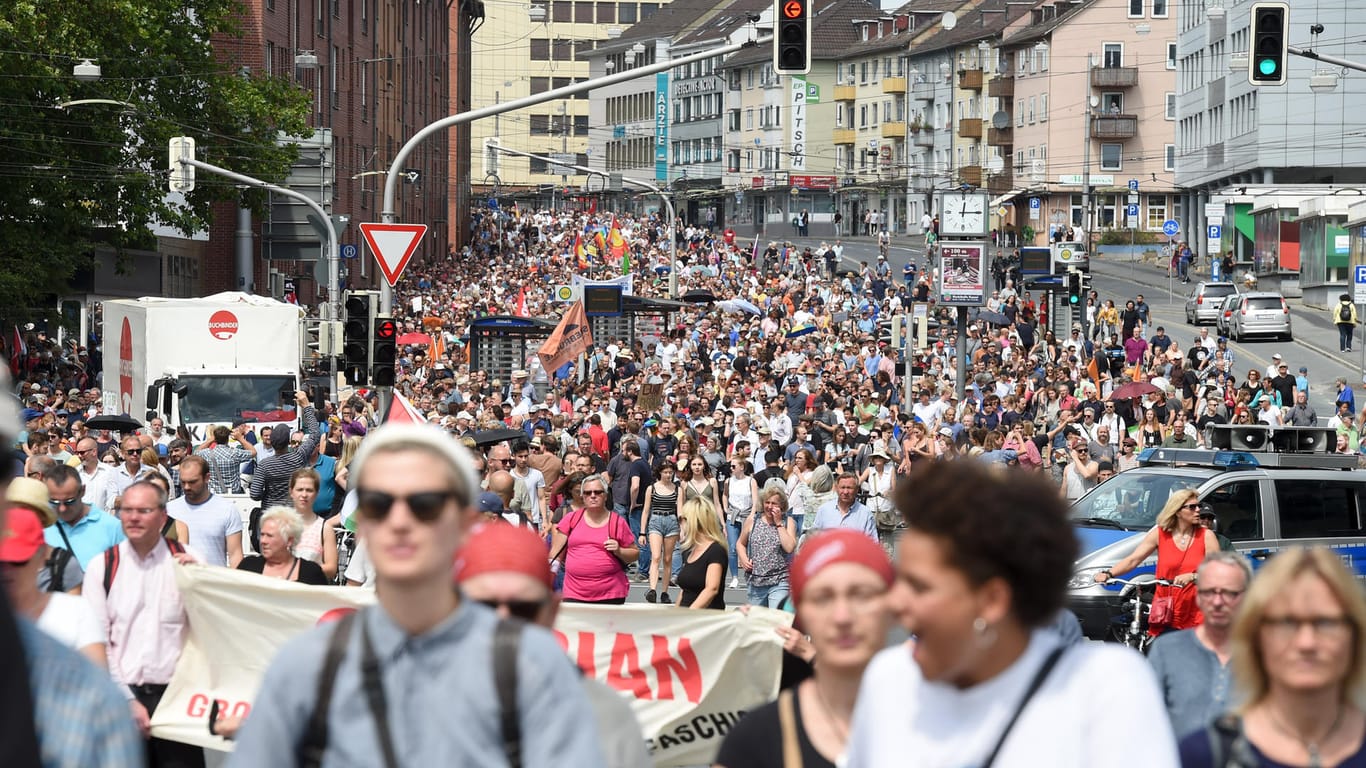 Tausende demonstrieren gegen den Aufmarsch der Kleinstpartei "Die Rechte".