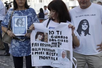 Menschen erinnern in Vatikanstadt an Emanuela Orlandi, die im jahr 1983 als 15-Jährige verschwand.