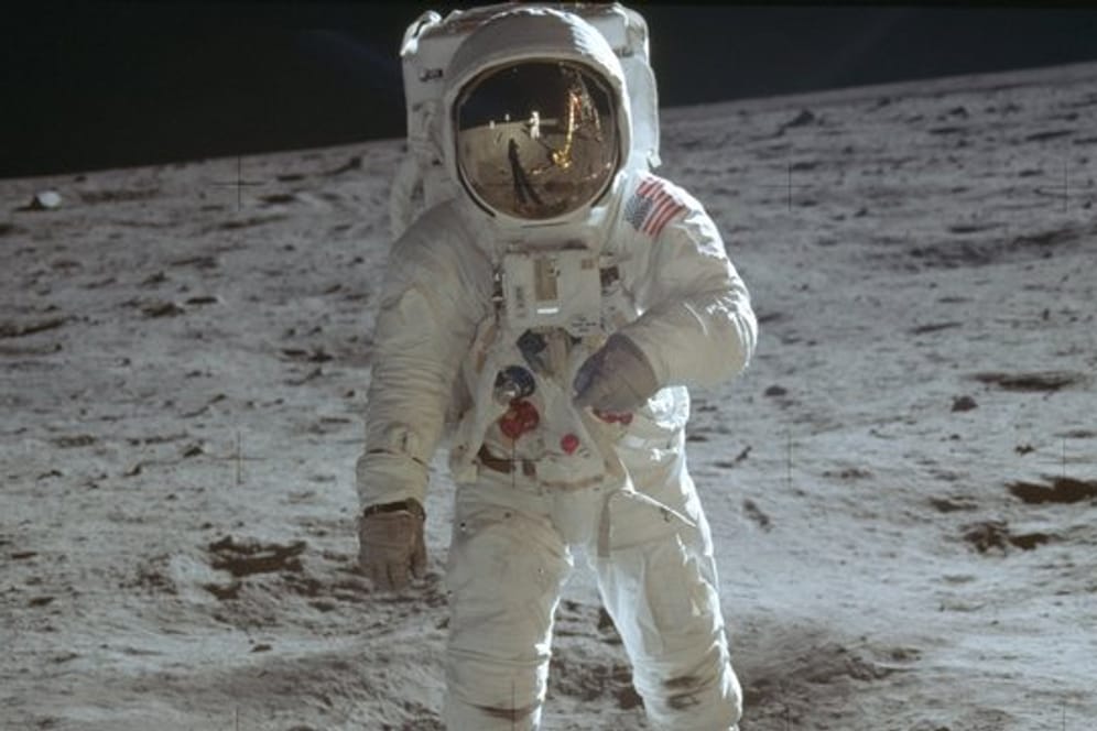 Der Astronaut Buzz Aldrin geht am 20.
