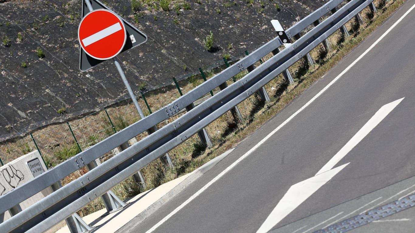 Verkehrsschild zeigt Verbot der Einfahrt auf eine Autobahn (Symbolfoto).