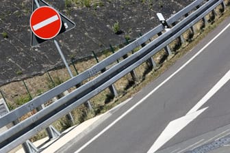Verkehrsschild zeigt Verbot der Einfahrt auf eine Autobahn (Symbolfoto).