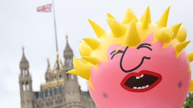 Mit einer riesigen aufblasbaren Boris-Johnson-Puppe haben Demonstranten in London gegen den voraussichtlich neuen britischen Premierminister protestiert. Mit einer riesigen aufblasbaren Boris-Johnson-Puppe haben Demonstranten in London gegen den voraussichtlich neuen britischen Premierminister protestiert.