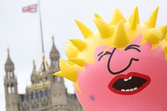 Mit einer riesigen aufblasbaren Boris-Johnson-Puppe haben Demonstranten in London gegen den voraussichtlich neuen britischen Premierminister protestiert.
