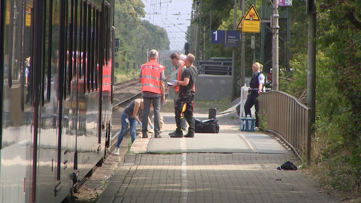 Polizeibeamte suchen am Bahnhof in Voerde nach Spuren.