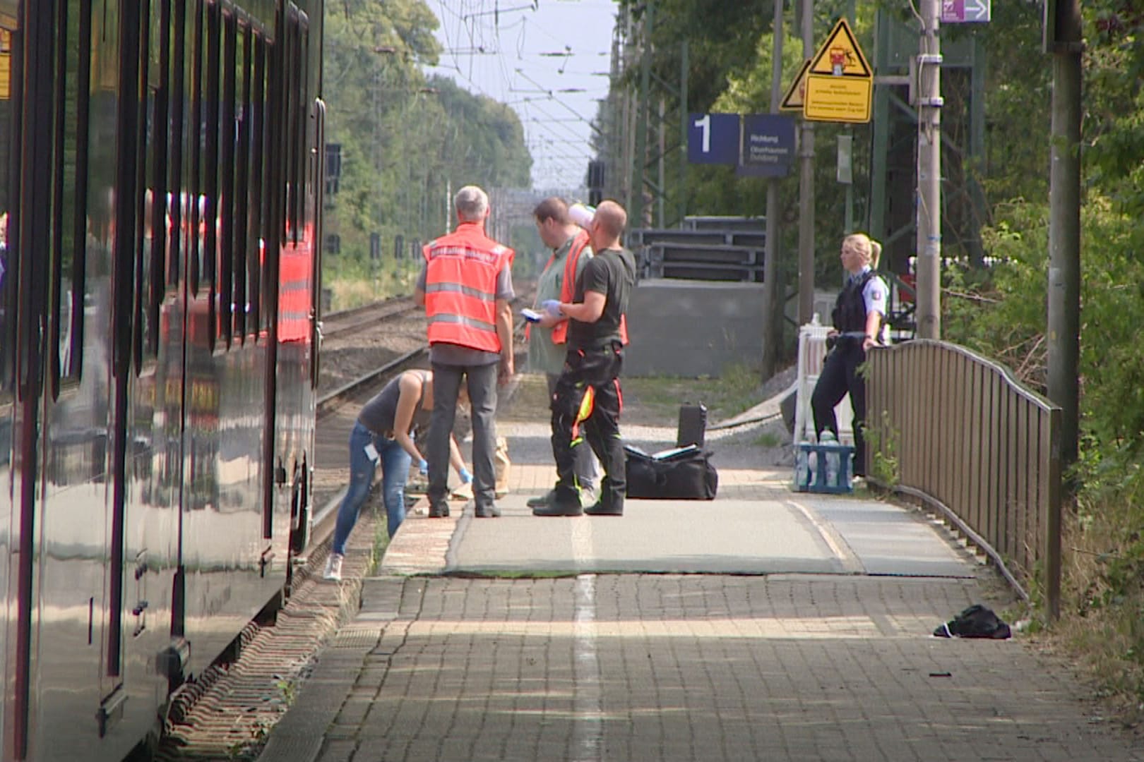 Polizeibeamte suchen am Bahnhof in Voerde nach Spuren.