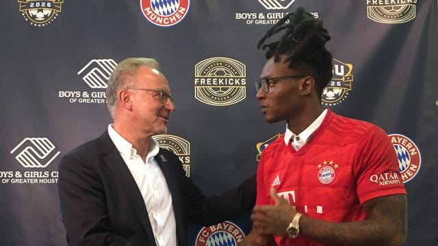 Bayern-Boss Karl-Heinz Rummenigge und US-Footballstar DeAndre Hopkins. Bayern-Boss Karl-Heinz Rummenigge und US-Footballstar DeAndre Hopkins.