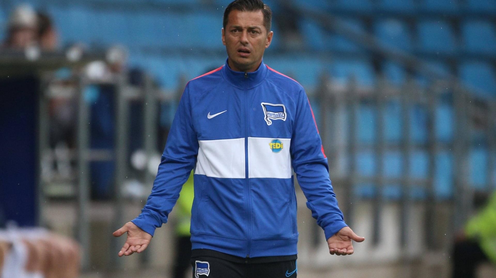 Herthas neuer Trainer Ante Covic am Rande der Partie in Bochum.