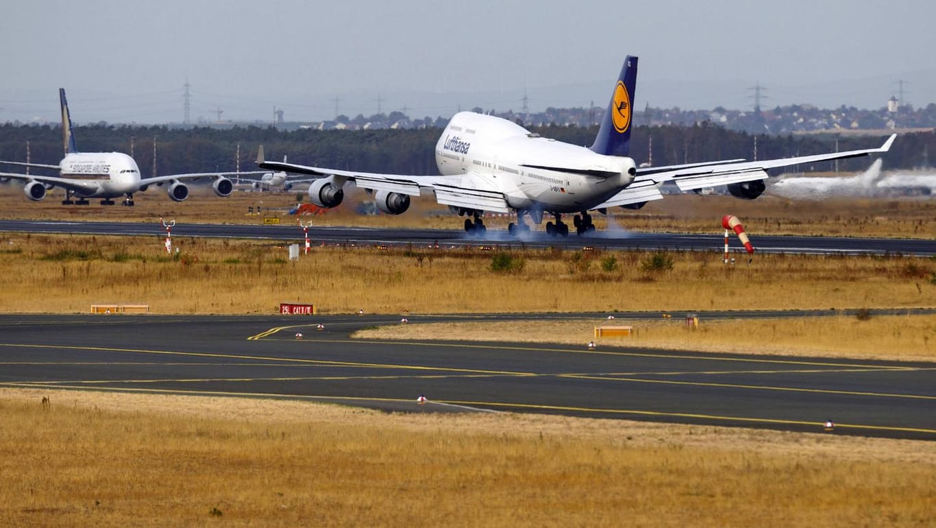 Ein Flugzeug der Lufthansa: Wegen des Bombenalarms wurde die Maschine stundenlang durchsucht.