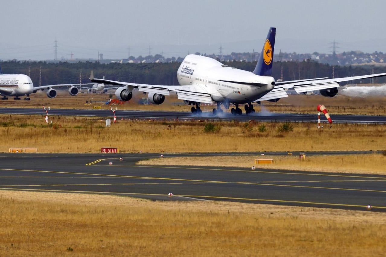 Ein Flugzeug der Lufthansa: Wegen des Bombenalarms wurde die Maschine stundenlang durchsucht.