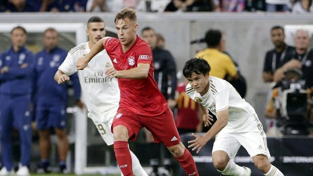 Joshua Kimmich (M) setzt sich am Bell gegen Karim Benzema (l) und Takefusa Kubo von Real Madrid durch. Joshua Kimmich (M) setzt sich am Bell gegen Karim Benzema (l) und Takefusa Kubo von Real Madrid durch.