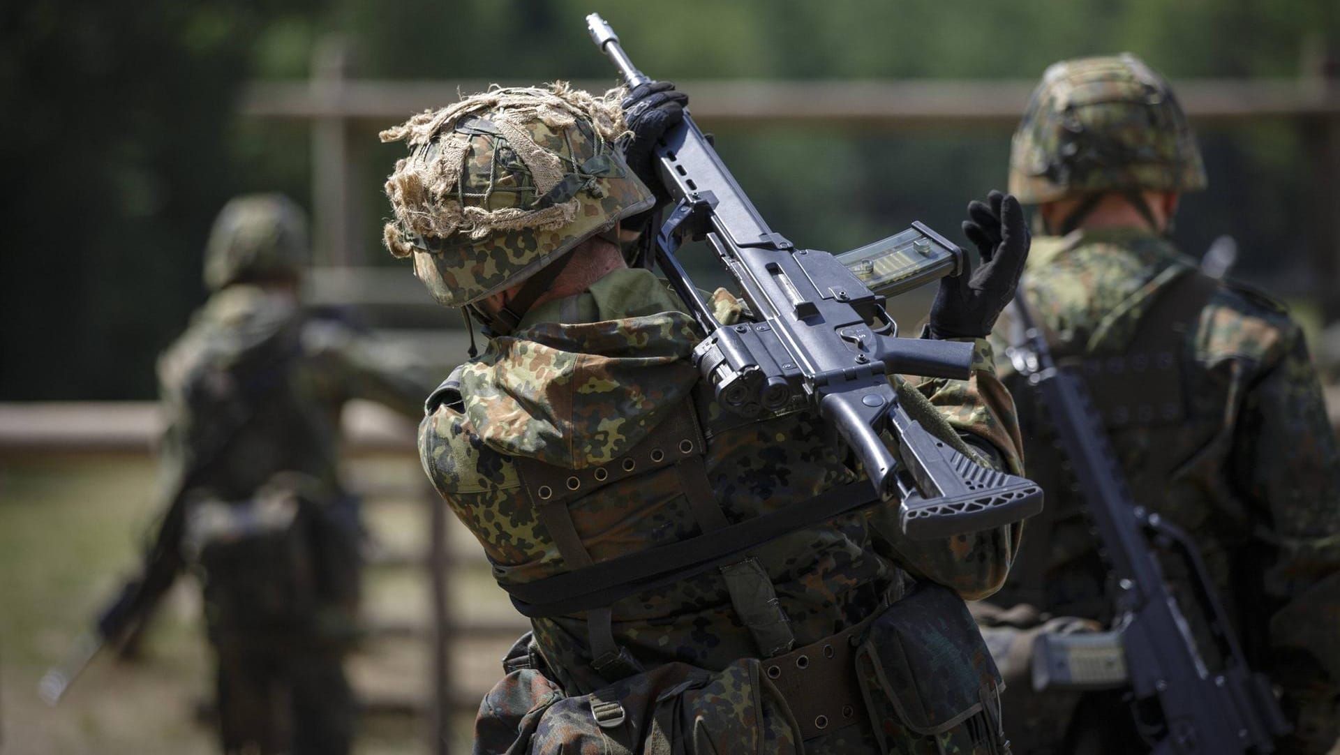 Bundeswehrsoldaten auf einer Hindernisbahn: Seit 2017 hat der Militärische Abschirmdienst 43.775 Bewerber durchleuchtet – und 63 abgewiesen. (Symbolfoto)