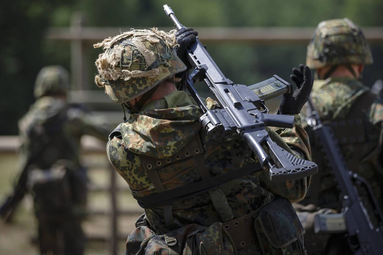 Bundeswehrsoldaten auf einer Hindernisbahn: Seit 2017 hat der Militärische Abschirmdienst 43.775 Bewerber durchleuchtet – und 63 abgewiesen. (Symbolfoto)