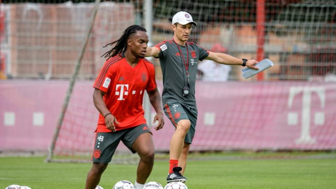 Soll nicht abgegeben werden: Renato Sanchez (l) wird von Bayern-Trainer Kovac gecoacht.
