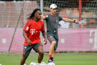Soll nicht abgegeben werden: Renato Sanchez (l) wird von Bayern-Trainer Kovac gecoacht.