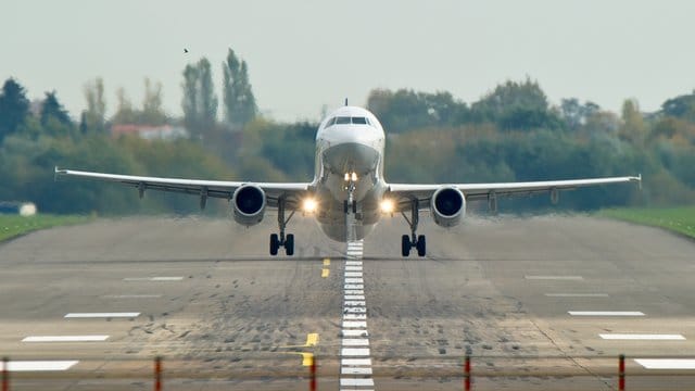 Ein Airbus A321 der Fluggesellschaft Lufthansa beim Start. Ein Airbus A321 der Fluggesellschaft Lufthansa beim Start.