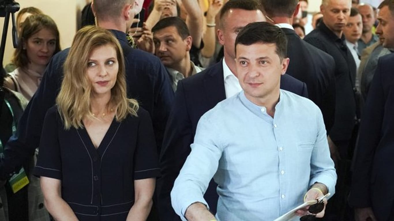 Präsident Wolodymyr Selenskyj und seine Ehefrau Olena Selenskyj geben in einem Wahllokal in Kiew ihre Stimmen ab.