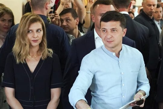Präsident Wolodymyr Selenskyj und seine Ehefrau Olena Selenskyj geben in einem Wahllokal in Kiew ihre Stimmen ab.