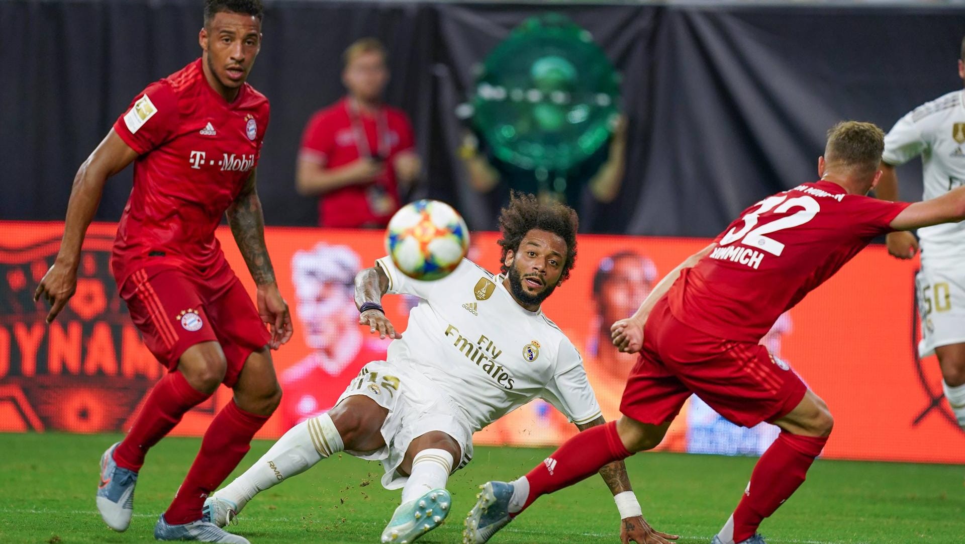 Reals Marcelo (m.) im Duell mit Corentin Tolisso (l.) und Joshua Kimmich (r.).