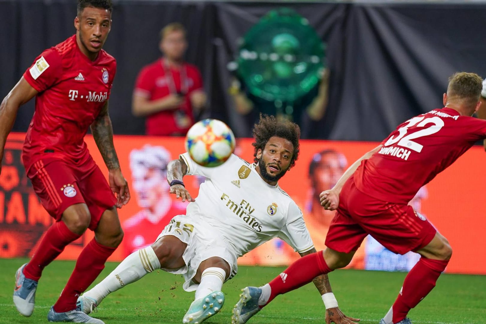 Reals Marcelo (m.) im Duell mit Corentin Tolisso (l.) und Joshua Kimmich (r.).