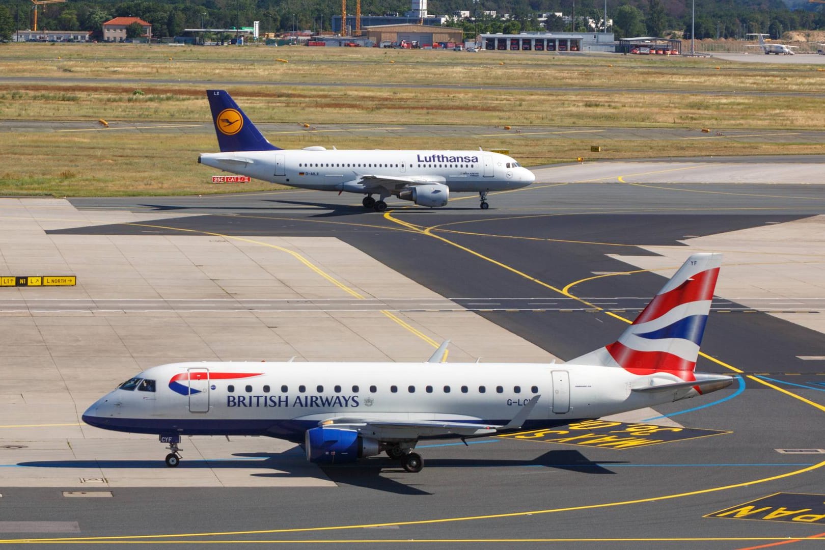 Maschinen von British Airways und Lufthansa am Frankfurter Flughafen: "Der Flugbetrieb von Frankfurt und München wird ganz regulär wieder aufgenommen." (Symbolfoto)