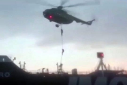Das Videostandbild zeigt Mitglieder der iranischen Revolutionsgarde, die sich von einem Hubschrauber auf den britischen Öltanker "Stena Impero" abseilen.
