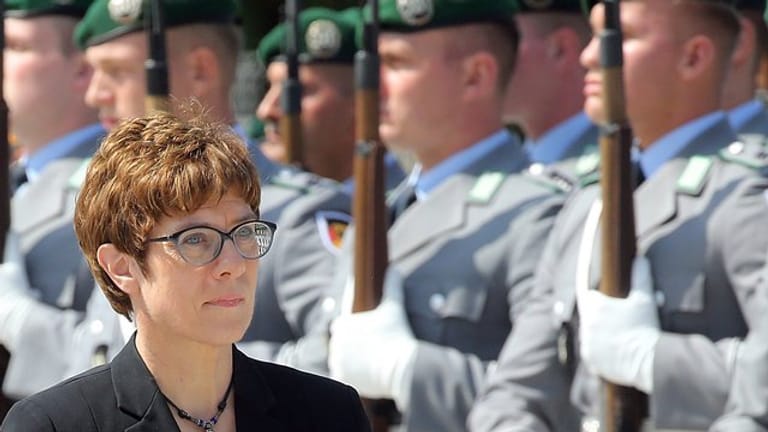Für Verteidigungsministerin Annegret Kramp-Karrenbauer ist klar, dass Deutschland den Weg in Richtung zwei Prozent des Bruttoinlandsproduktes fürs Militär gehen muss.