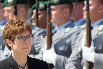 Für Verteidigungsministerin Annegret Kramp-Karrenbauer ist klar, dass Deutschland den Weg in Richtung zwei Prozent des Bruttoinlandsproduktes fürs Militär gehen muss.