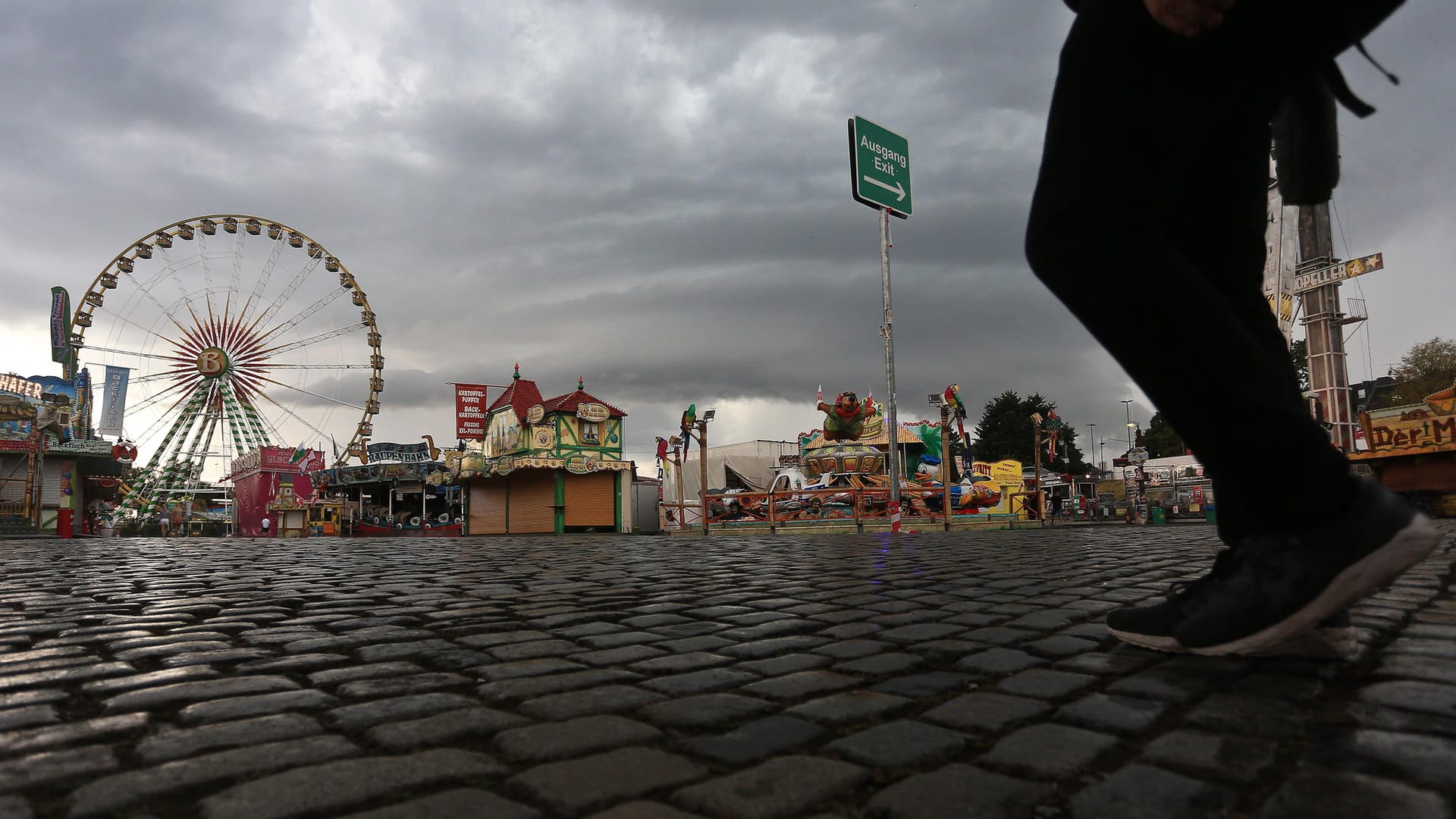 Menschenleere Rheinkirmes: Auf Grund starker Unwetter musste das Volksfest in Düsseldorf am Samstag stundenlang den Betrieb einstellen.