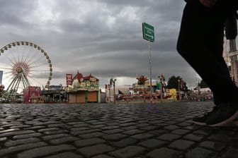 Menschenleere Rheinkirmes: Auf Grund starker Unwetter musste das Volksfest in Düsseldorf am Samstag stundenlang den Betrieb einstellen.
