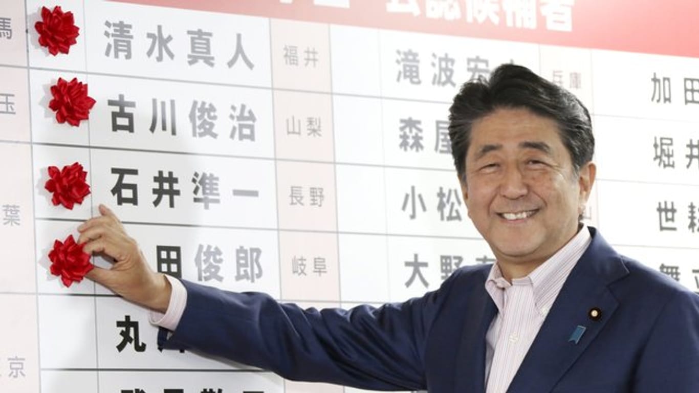 Japans Ministerpräsident Shinzo Abe strebt seit langem eine Änderung der pazifistischen Nachkriegsverfassung an.
