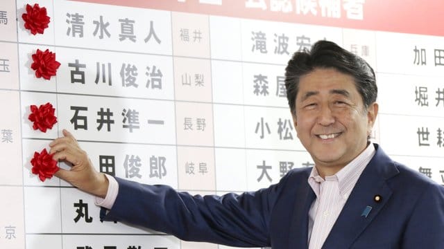 Japans Ministerpräsident Shinzo Abe strebt seit langem eine Änderung der pazifistischen Nachkriegsverfassung an. Japans Ministerpräsident Shinzo Abe strebt seit langem eine Änderung der pazifistischen Nachkriegsverfassung an.