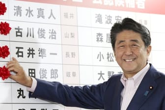 Japans Ministerpräsident Shinzo Abe strebt seit langem eine Änderung der pazifistischen Nachkriegsverfassung an.