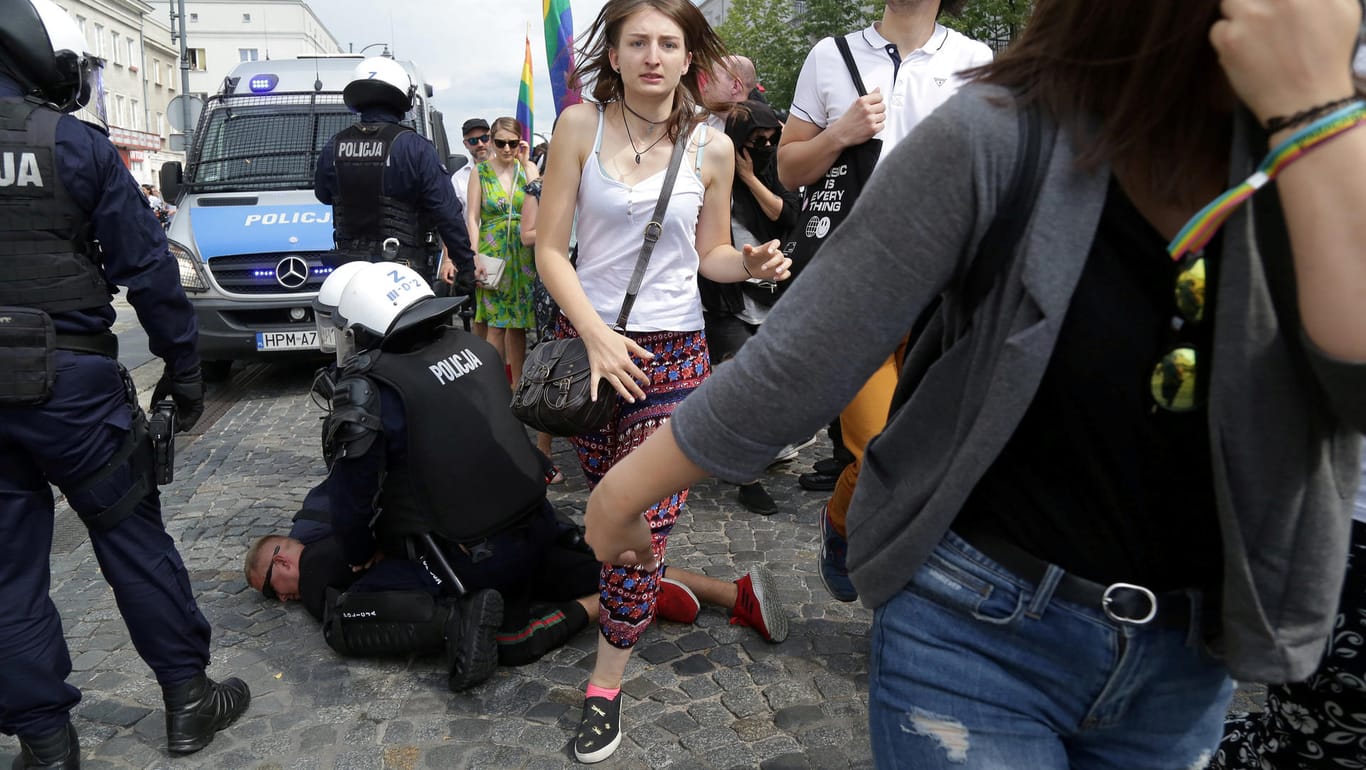 Polizisten nehmen einen Angreifer fest: Die erste Gay-Pride-Parade im polnischen Bialystok wurde von Gewalt überschattet.