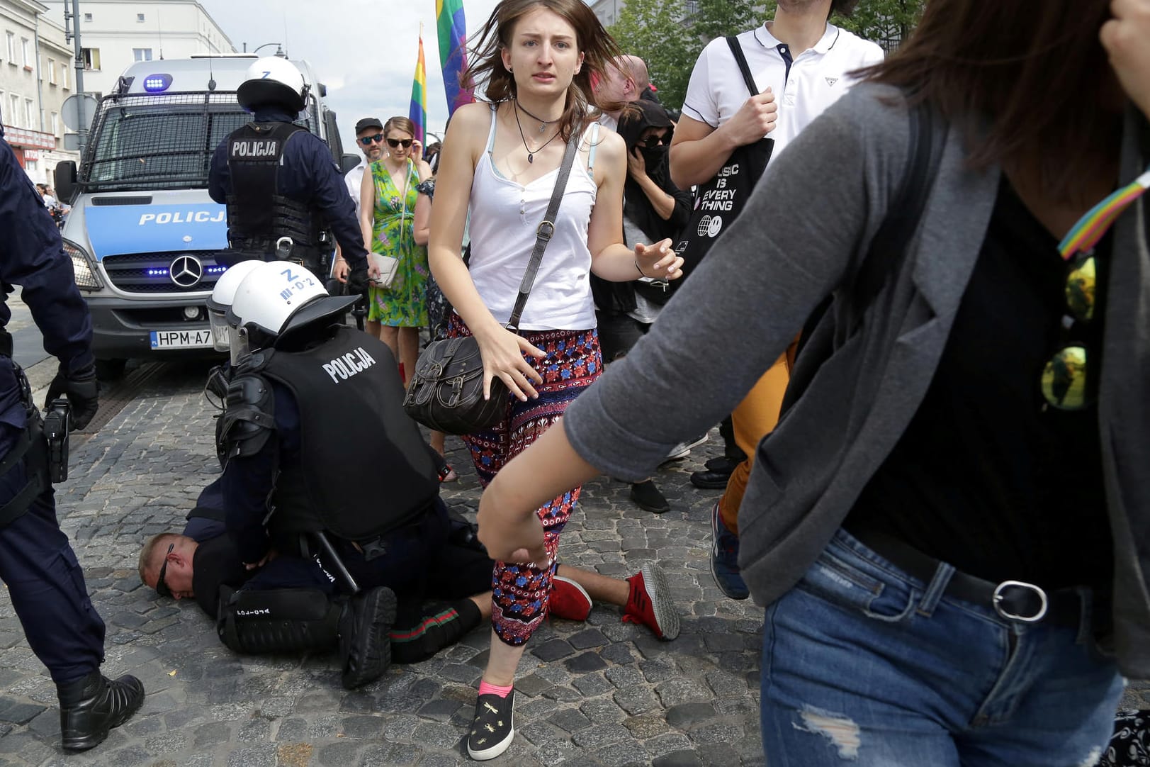 Polizisten nehmen einen Angreifer fest: Die erste Gay-Pride-Parade im polnischen Bialystok wurde von Gewalt überschattet.