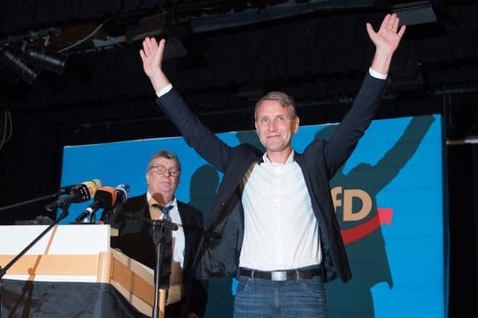 Björn Höcke (r), Vorsitzender der AfD in Thüringen, vor seiner Rede zum Wahlkampfauftakt der Partei vor der Landtagswahl in Sachsen.