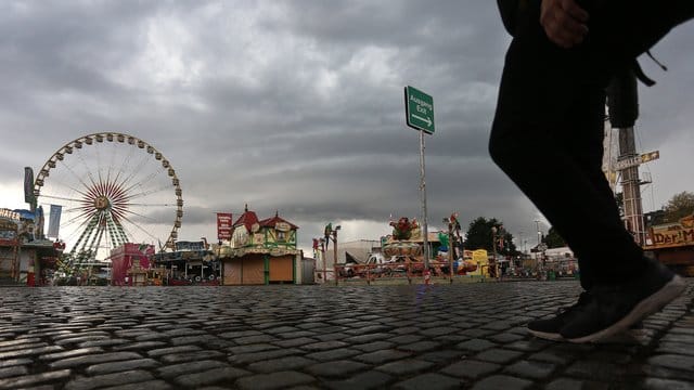 Dunkel Gewitterwolken hängen über der Rheinkirmes in Düsseldorf.