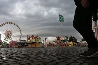 Dunkel Gewitterwolken hängen über der Rheinkirmes in Düsseldorf.