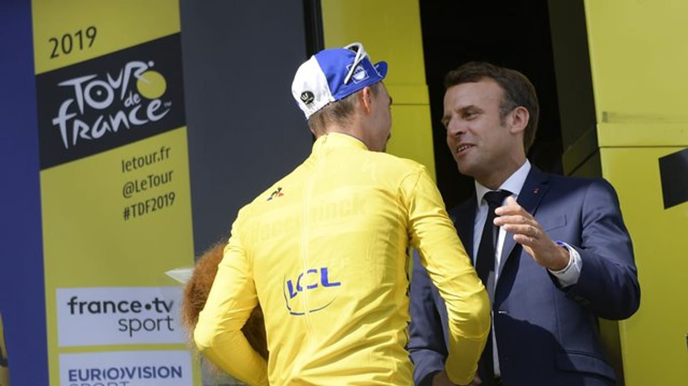 Verspricht im Falle eines französischen Tour-Siegers Champagner zu spendieren: Präsident Emanuel Macron (r) spricht mit Julian Alaphilippe.