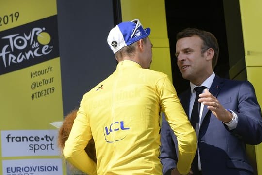 Verspricht im Falle eines französischen Tour-Siegers Champagner zu spendieren: Präsident Emanuel Macron (r) spricht mit Julian Alaphilippe.